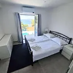 Suha Punta Luxury First Row To The Sea Apartmán *